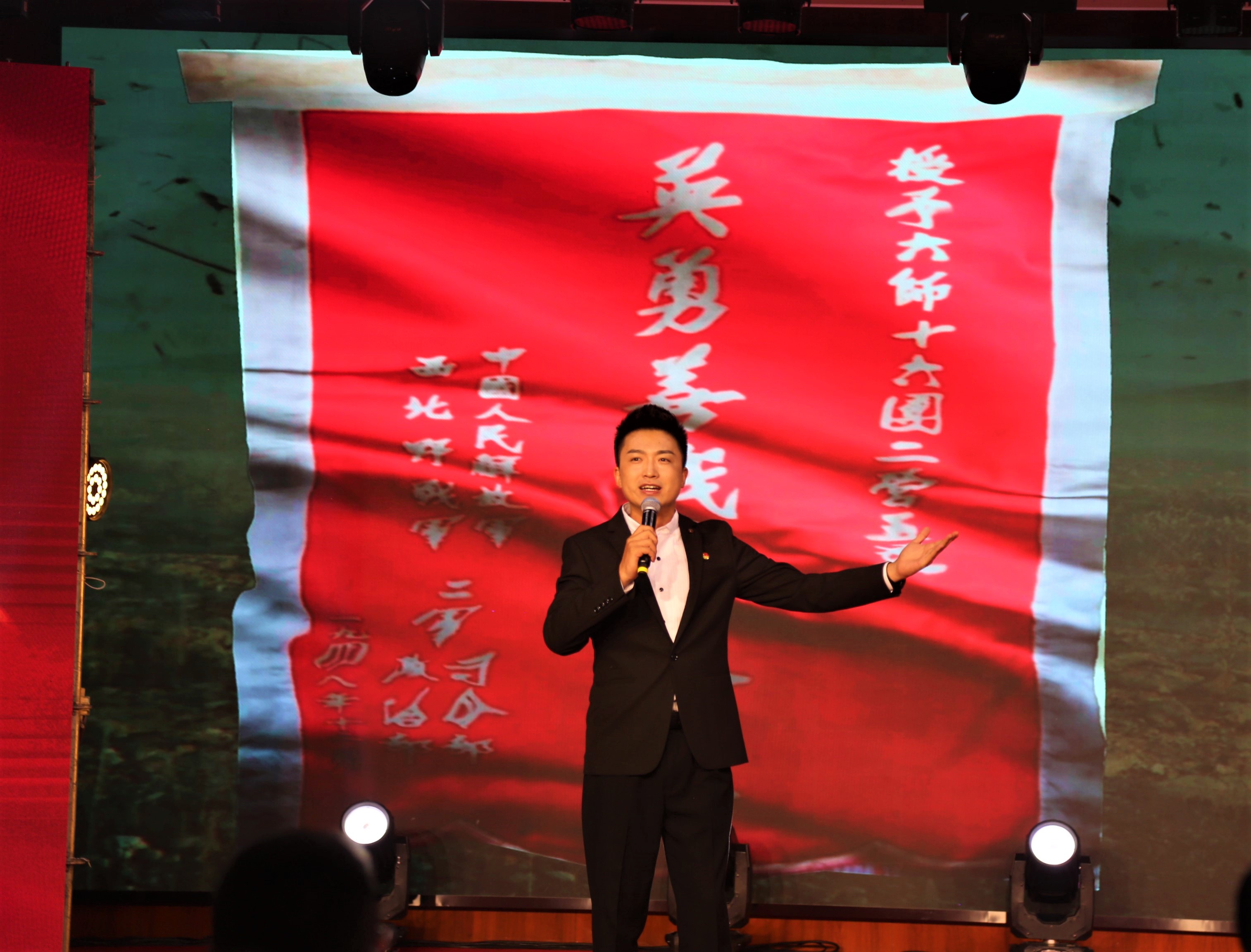 4.讲述人讲述“两面战旗”精神.jpg 4.讲述人讲述“两面战旗”精神.jpg